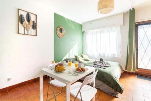 Saint-Cyr-l'Ecole Apartment | Charmant studio avec terrasse, Gare à 200m et parking gratuit