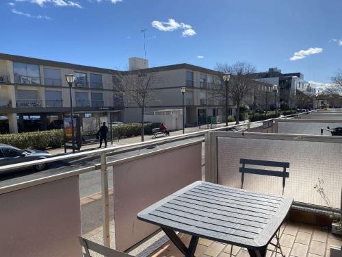 Balaruc-les-Bains Apartment | Charmant T1 avec Terrasse, Véranda et Climatisation à Balaruc-les-Bains, Exposé Sud, 2 Étoiles - FR-1-553-5