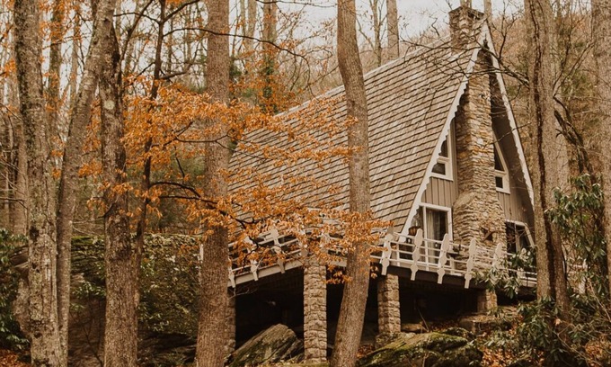 Boone Ski Chalet | Charmed @CherryHideaway - 1970s Vintage Modern - Mountain A-Frame - Dog Friendly