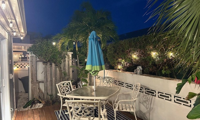 Redington Shores Cottage | Charming 1 /1 bath 100 feet to Beach Cable, WiFi AC, Utilities Redington Shores