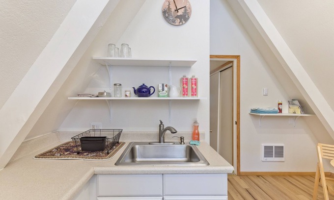 Mammoth Lakes Apartment | Charming 1 Bed Chalet 5 min. walk to The Village!