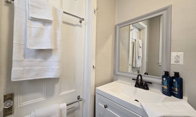 Kingston Apartment | Charming 1-bedroom apartment in lovely Kingston with AC, WiFi