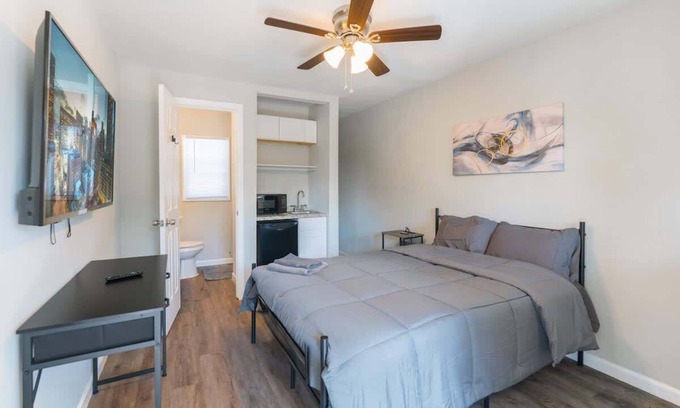 Greater Third Ward Apartment | Charming 1 - Bedroom APT w/Queen Bed & Bath