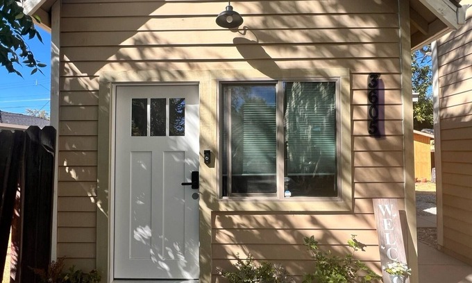 Southeastern Sacramento Cottage | Charming 1-bedroom cottage with AC and WiFi in Sacramento