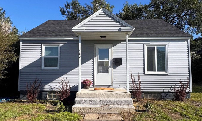 Raymond House | Charming 1-bedroom house in Plentywood with pull out couch and air mattress.
