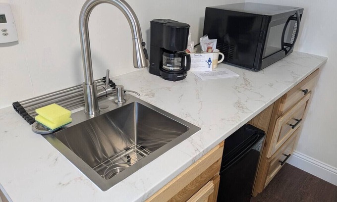 Canaan Hotel | Charming 1-bedroom motel room#2 with AC, WiFi in fabulous Canaan