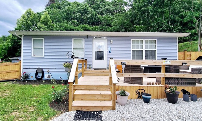 La Follette Resort | Charming 1-bedroom resort in wonderful LaFollette with AC, WiFi