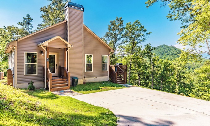 Bryson City House | Charming 1-bedroom house w/mountain view & close to Fontana Lake in Bryson City