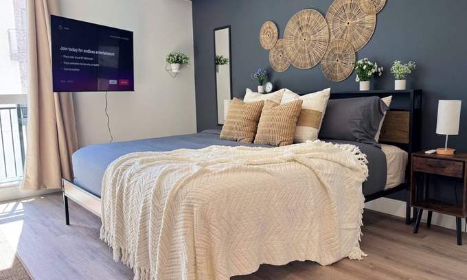 Hollywood Apartment | Charming 1-bedroom apartment in fabulous Los Angeles with AC, fitness room