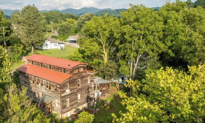 Weaverville Cottage | Charming 1-bedroom Cottage in lovely Weaverville