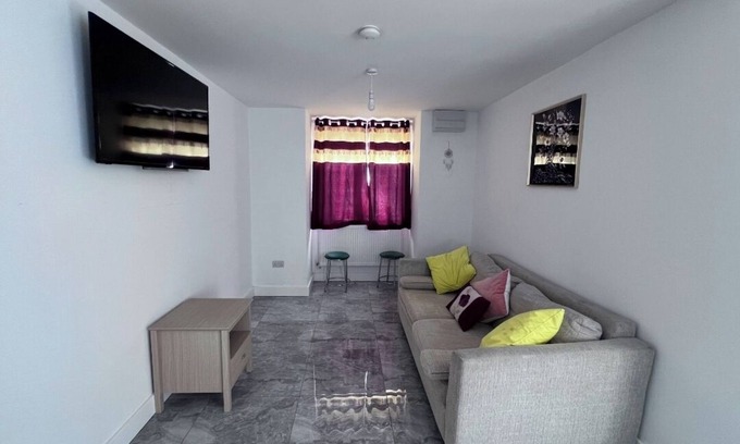 Cradley House | Charming 1-bedroom with private bathroom in a shared apartment