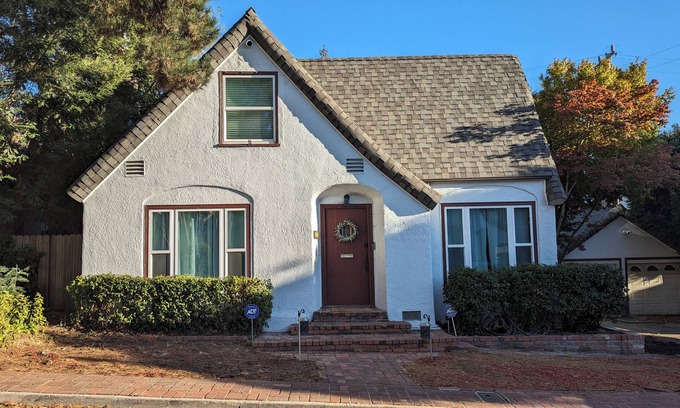 Vallejo House | Charming 1920s Retreat with outdoor space and close to Napa! Pet-friendly