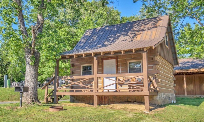 Gatlinburg - Pigeon Forge Cabin | Charming 1BR Cabin with Parking