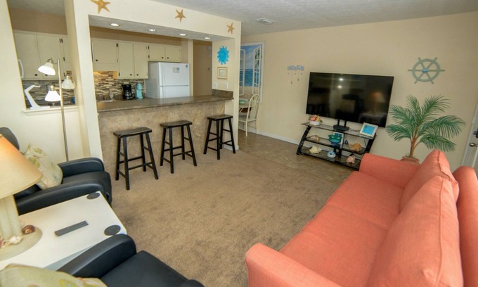 Holiday Beach Condo | Charming 1Br Condo on the beach with pool outside back door and beach access.