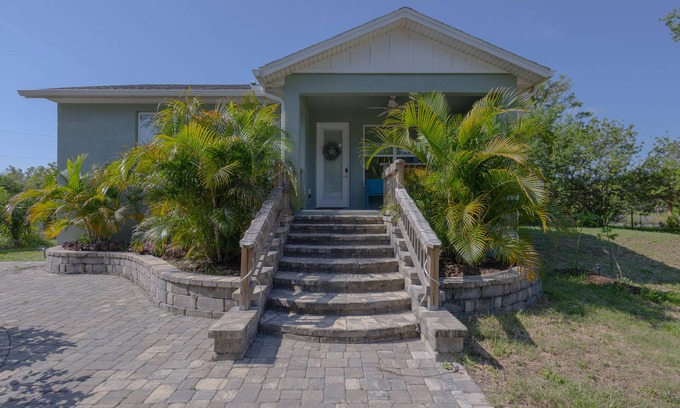 New Smyrna Beach Cottage | Charming 2-bedroom cottage with a farm-feel, 10 min from the beach!