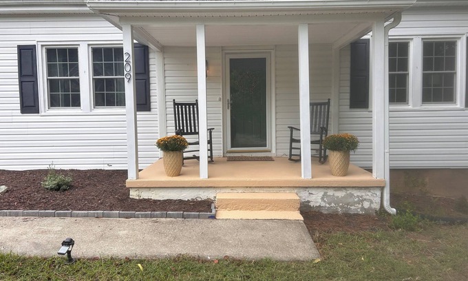 Bowling Green House | Charming 2-bedroom house in Bowling Green with AC