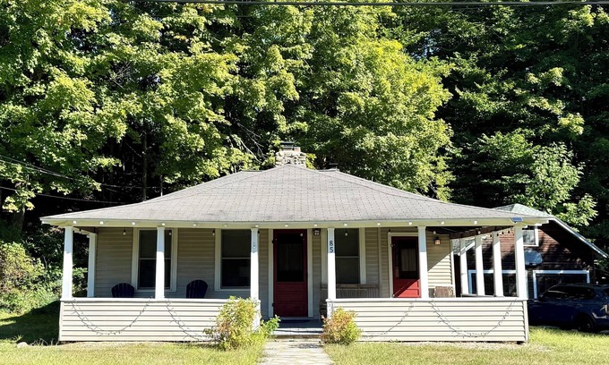 Elizabethtown Cabin | Charming 2-bedroom cabin in the Adirondacks with a treehouse and an artist loft