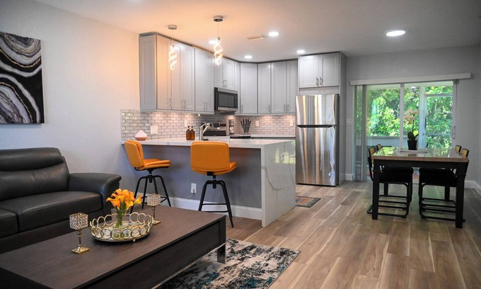 Hollywood House | Charming 2-bedroom 1bath house in Hollywood with AC, WiFi 2TV'S, patio and yard