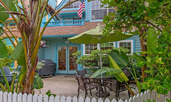 Central Mission Beach Condo | Charming 2 Bedroom/2 Bath with Fireplace, Beach is 2 min Walk