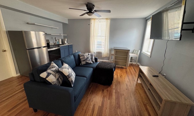 New Castle Apartment | Charming 2-bedroom apartment in brilliant New Castle with WiFi, AC