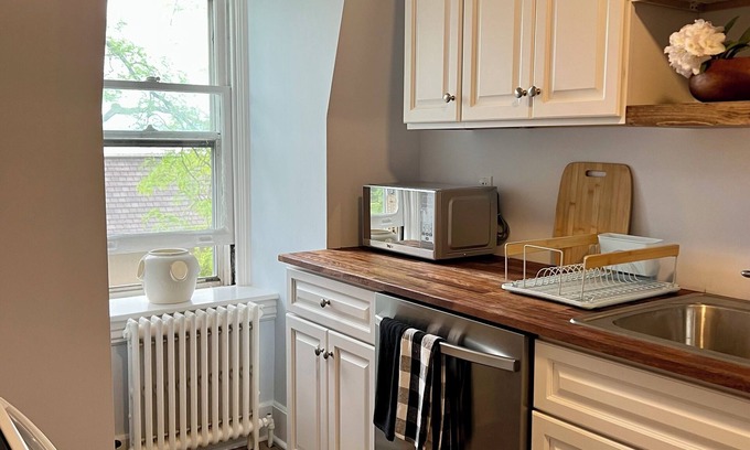 Bethlehem Apartment | Charming 2-bedroom apartment with AC and WiFi in enchanting Historic Bethlehem