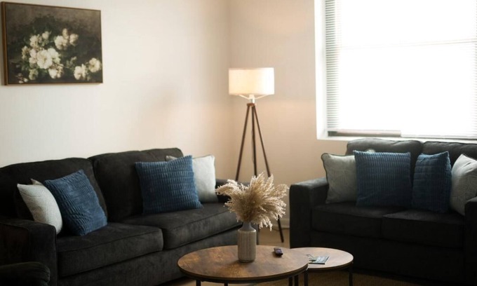 Downtown Cleveland Apartment | Charming 2-bedroom apartment with AC, Free Parking in wonderful Cleveland