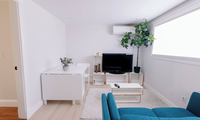 Beverly Apartment | Charming 2-bedroom apartment in beautiful Beverly with AC