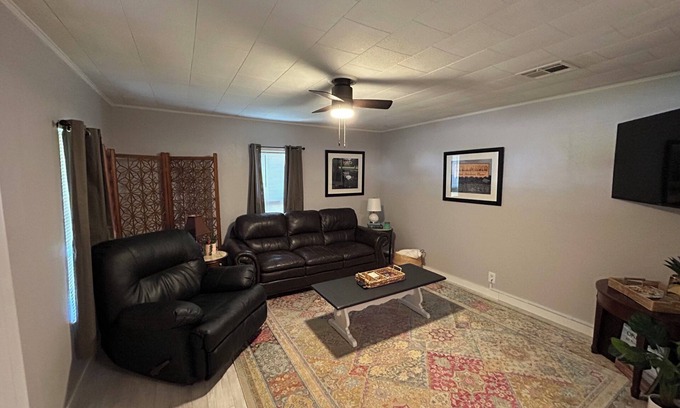 Stillwater House | Charming 2-bedroom bungalow with WiFi and AC in brilliant Stillwater