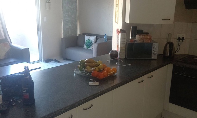 Greater Johannesburg Metropolitan Area House | Charming 2-bedroom building in beautiful Randburg with AC, WiFi .