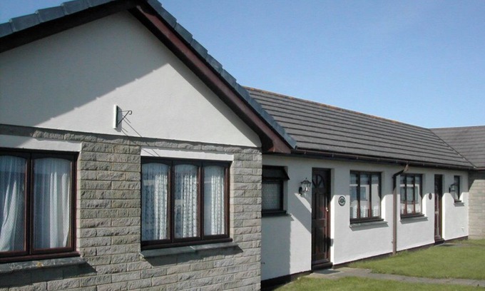 Helston House | Charming 2-bedroom bungalow on the picturesque Lizard peninsula with AC, WiFi