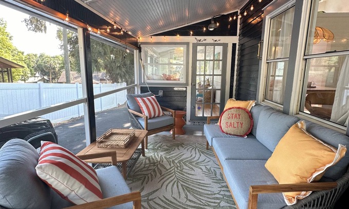 Mount Dora Cottage | Charming 2-bedroom cottage in downtown Mount Dora with RV parking, pets welcome