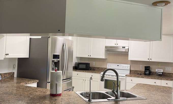 Bearss Plaza Ski Chalet | Charming 2-bedroom chalet with WiFi, AC in lovely Tampa