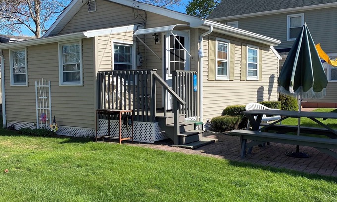 Old Lyme Cottage | Charming 2-bedroom cottage in Old Lyme with AC