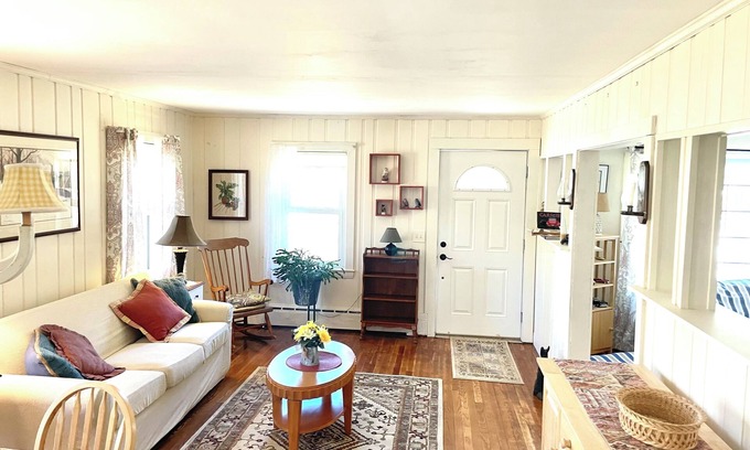 West Harwich Cottage | Charming 2-bedroom cottage in fabulous Harwich with WiFi, AC