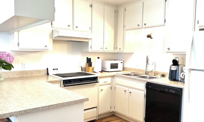 Healdsburg House | Charming 2-bedroom house in lovely Healdsburg walking distance to the plaza