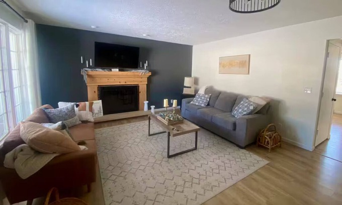 Walnut Creek House | Charming 2-bedroom house with AC, WiFi in delightful Walnut Creek
