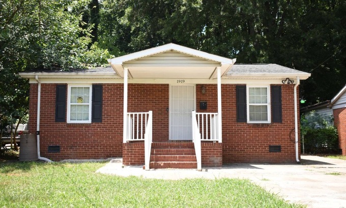 Lincoln Heights House | Charming 2-bedroom house with WiFi, AC in marvelous Charlotte
