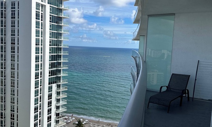 Hollywood South Central Beach Hotel | Charming 2-bedroom hotel with AC, fitness room in Hollywood
