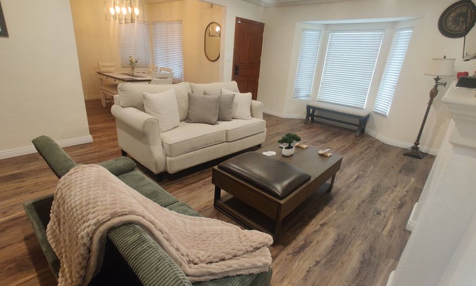Los Angeles House | Charming 2-bedroom house with WiFi, AC in wonderful Inglewood near SOFI