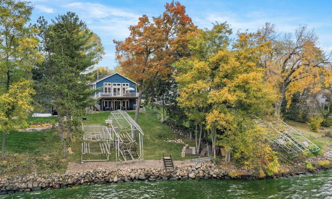 Merrimac House | Charming 2-bedroom house Lake Home with wifi and all the amenities!