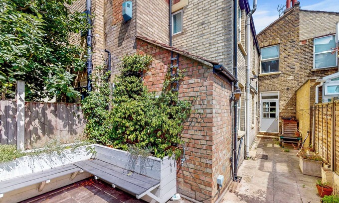 Bow West House | Charming 2 Bedroom House With a Garden in Bow
