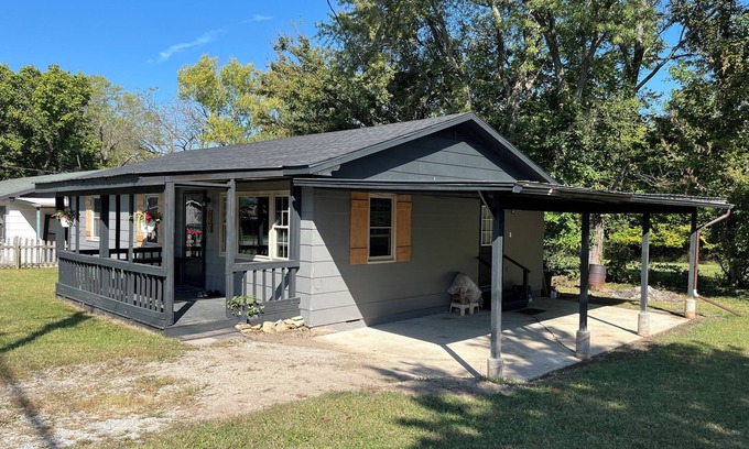 Ava House | Charming 2-bedroom house in Ava with WiFi and AC