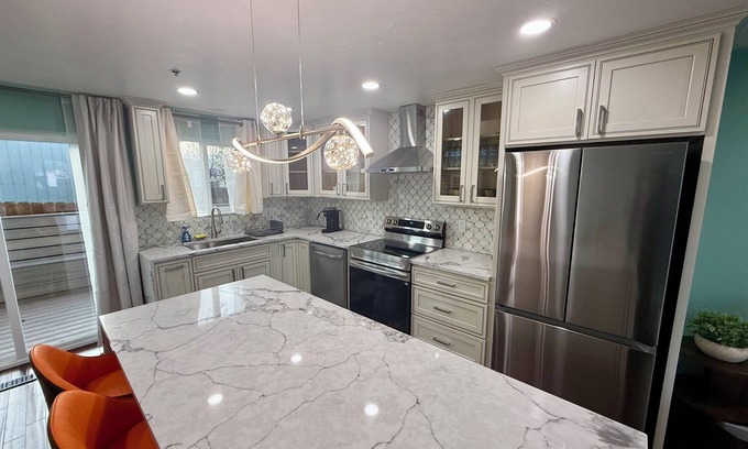 Albany House | Charming 2-bedroom house + WiFi, workspace, outdoor deck, fitness area in Albany