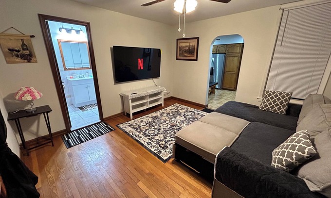 Bayonne House | Charming 2-bedroom house with WiFi, AC in Bayonne