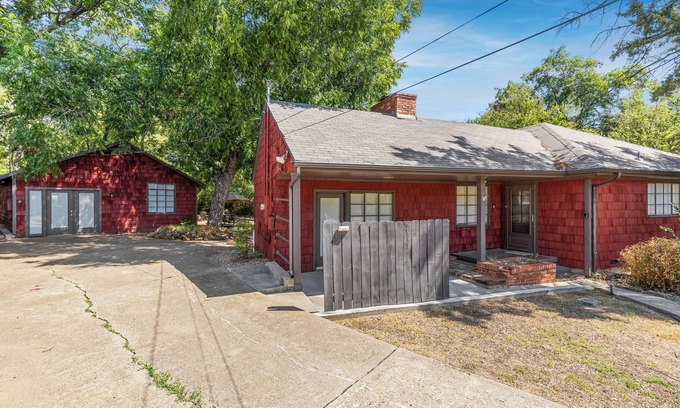 Irving House | Charming 2-bedroom house with AC, WiFi in terrific Irving