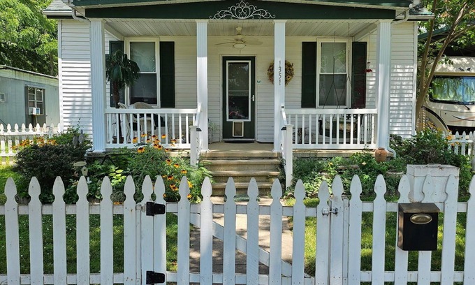 Carlyle House | Charming 2-bedroom, two bathroom house in Carlyle, pets welcome!