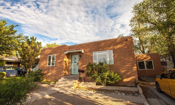 Southeast Heights House | Charming 2-bedroom house with WiFi, AC in brilliant Albuquerque