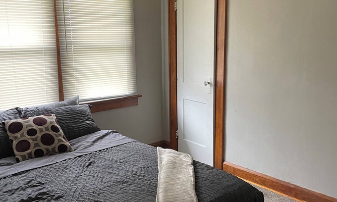 Indianapolis House | Charming 2-bedroom house in busy downtown Indianapolis with WiFi, AC.