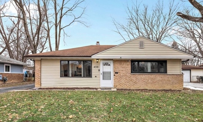 University Park House | Charming 2-bedroom house in amazing Park Forest with WiFi, AC