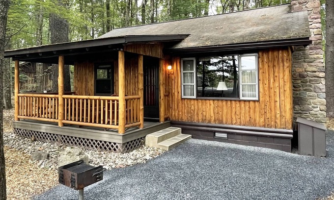Reeders Cabin | Charming 2 BR Log Cabin in the Poconos